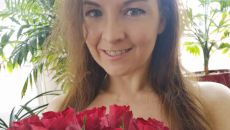 Nue avec des roses