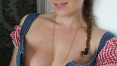 Oksana fr en petite tenue affriolante
