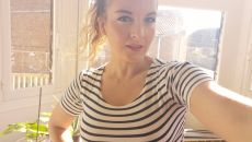 Robe marine devant ma fenêtre