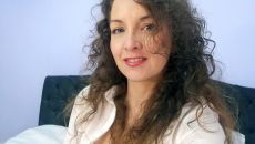 Secrétaire coquine en tailleur
